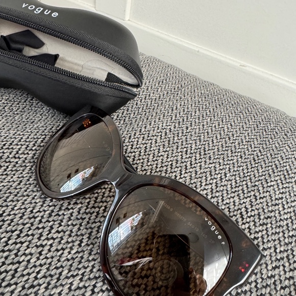 NEW Vogue Ladies Sunglasses, VO 5338-S Eye Sunglasses Black Plastic Frame - Picture 3 of 10